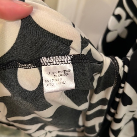 Black and white faux wrap v neck dress - Picture 6 of 8